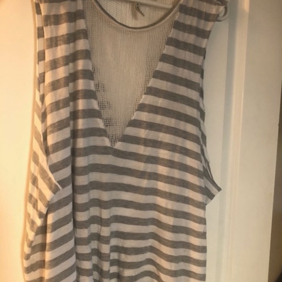 Emma & Sam V neck mesh tank - Picture 2 of 4